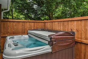 Grey Eagle Cottage with Hot Tub