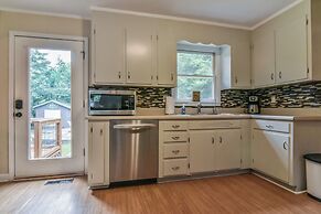 Grey Eagle Cottage with Hot Tub