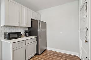 Skokie 2BR Apt - Bright & Central