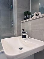 City Centre - 2-bed High Rise Apartment - Sleeps 4