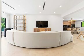 Casa Siesta Modern by Design District Hot Tub