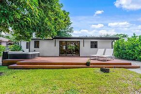 Casa Siesta Modern by Design District Hot Tub