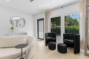 Casa Siesta Modern by Design District Hot Tub