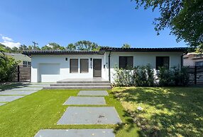 Casa Siesta Modern by Design District Hot Tub