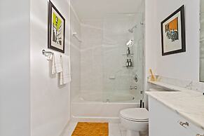 Stylish City Loft Downtown Steps to Bayfront Park