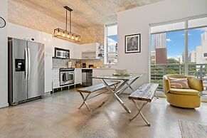 Stylish City Loft Downtown Steps to Bayfront Park