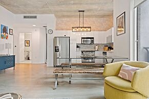 Stylish City Loft Downtown Steps to Bayfront Park