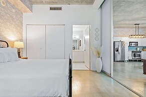 Stylish City Loft Downtown Steps to Bayfront Park