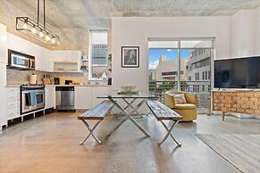 Stylish City Loft Downtown Steps to Bayfront Park
