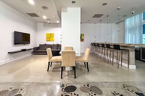 Stylish City Loft Downtown Steps to Bayfront Park