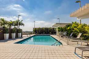 Miami Vice Chic Pool and Steps to Midtown Shops