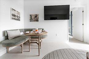 Rumrunner Downtown Pool Gym Full Service Tower