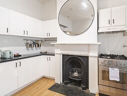 Kozyguru | Balmain | Charming 3 Room Cottage