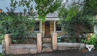 Kozyguru | Balmain | Charming 3 Room Cottage