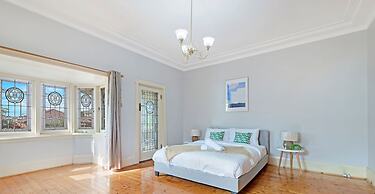 Kozyguru | Campsie | Oldie-Goodie Look 4 Bed House