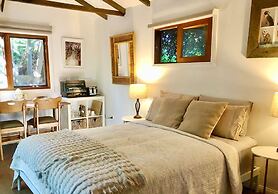 Kozyguru | Marrickville| Lovely Granny Flat Studio