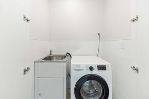 Kozyguru | Mascot | 2 Bed Apt + Free Parking