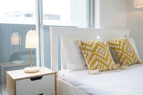 Kozyguru | Mascot | 2 Bed Apt + Free Parking