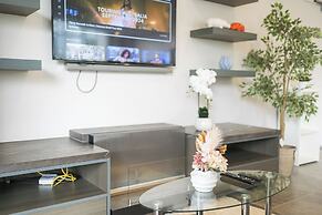 Kozyguru | Mascot | 2 Bed Apt + Free Parking