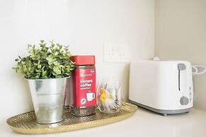 Kozyguru | Mascot | 2 Bed Apt + Free Parking