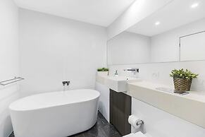 Kozyguru | Mascot | 2 Bed Apt + Free Parking