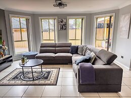 Kozyguru | Prestons Dream Holiday House + Parking