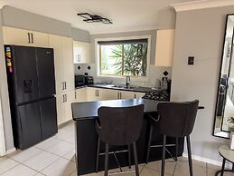 Kozyguru | Prestons Dream Holiday House + Parking