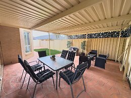 Kozyguru | Prestons Dream Holiday House + Parking