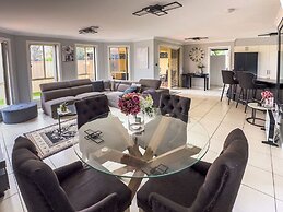 Kozyguru | Prestons Dream Holiday House + Parking