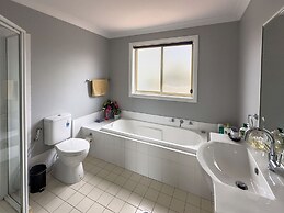 Kozyguru | Prestons Dream Holiday House + Parking