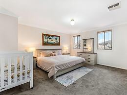 Kozyguru | West Hoxton | Spacious 7-Person Home With Backyard