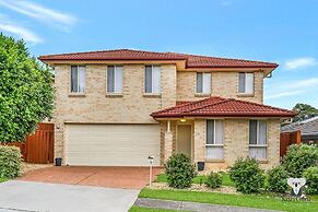 Kozyguru | West Hoxton | Spacious 7-Person Home With Backyard