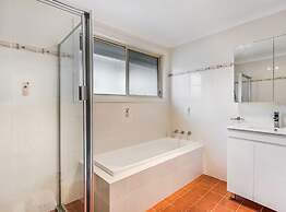 Kozyguru | West Hoxton | Spacious 7-Person Home With Backyard
