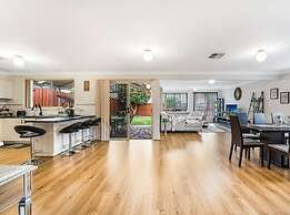 Kozyguru | West Hoxton | Spacious 7-Person Home With Backyard