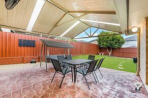 Kozyguru | West Hoxton | Spacious 7-Person Home With Backyard