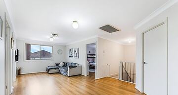 Kozyguru | West Hoxton | Spacious 7-Person Home With Backyard