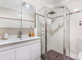 Kozyguru | West Hoxton | Spacious 7-Person Home With Backyard