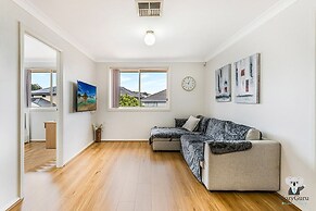 Kozyguru | West Hoxton | Spacious 7-Person Home With Backyard