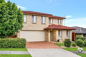 Kozyguru | West Hoxton | Spacious 7-Person Home With Backyard