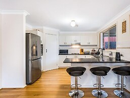 Kozyguru | West Hoxton | Spacious 7-Person Home With Backyard