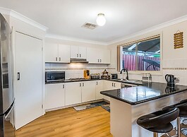 Kozyguru | West Hoxton | Spacious 7-Person Home With Backyard
