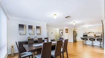 Kozyguru | West Hoxton | Spacious 7-Person Home With Backyard