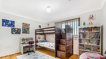 Kozyguru | West Hoxton | Spacious 7-Person Home With Backyard