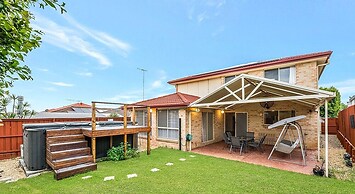 Kozyguru | West Hoxton | Spacious 7-Person Home With Backyard