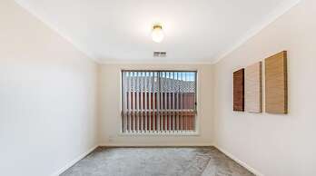 Kozyguru | West Hoxton | Spacious 7-Person Home With Backyard