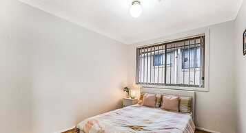 Kozyguru | West Hoxton | Spacious 7-Person Home With Backyard