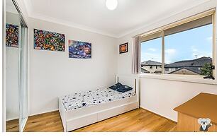 Kozyguru | West Hoxton | Spacious 7-Person Home With Backyard