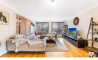 Kozyguru | West Hoxton | Spacious 7-Person Home With Backyard