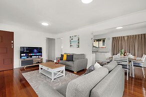 Kozyguru | Carindale | 3 Bedroom Cosy House