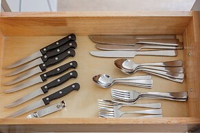 Stylish Minimalist Stay in City Center